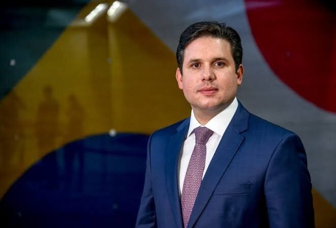 Hugo Motta Ganha Tempo, Mas Arrisca Autoridade: O Desafio de Conciliar Negociações e Liderança Política