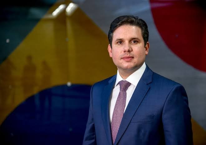 Hugo Motta Ganha Tempo, Mas Arrisca Autoridade: O Desafio de Conciliar Negociações e Liderança Política
